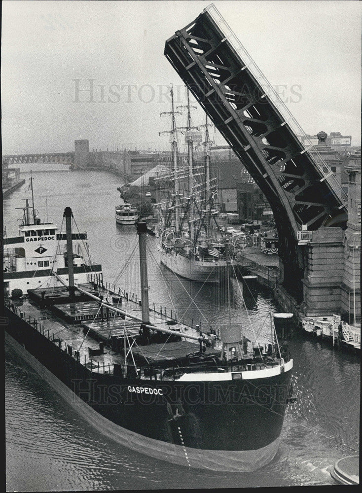 1964 Press Photo Paper Boat Gaspedoc Passing Square-Rigger Christian Radich - Historic Images