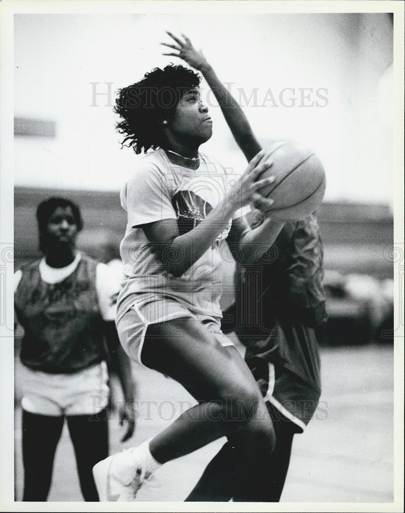 1985 Press Photo Sarah Sharp Of Robeson High School Basketball Team Takes Shot - Historic Images