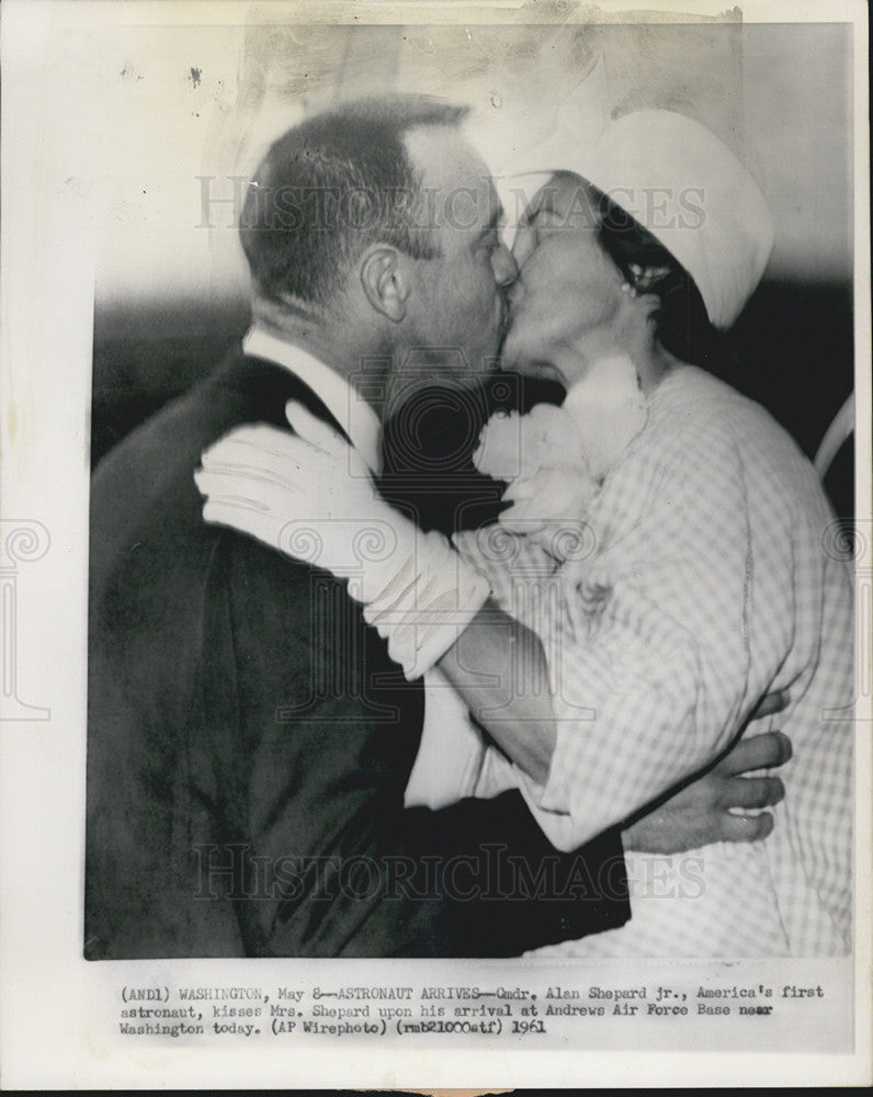 1961 Press Photo Mr. And Mrs. Shepard-Alamb Jr. Kissing - Historic Images