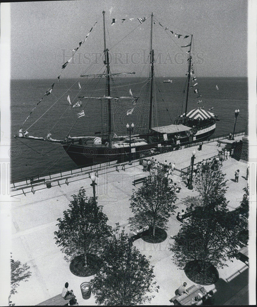 1976 Press Photo Panamanian Ship Erwan In Chicago At Navy Pier - Historic Images