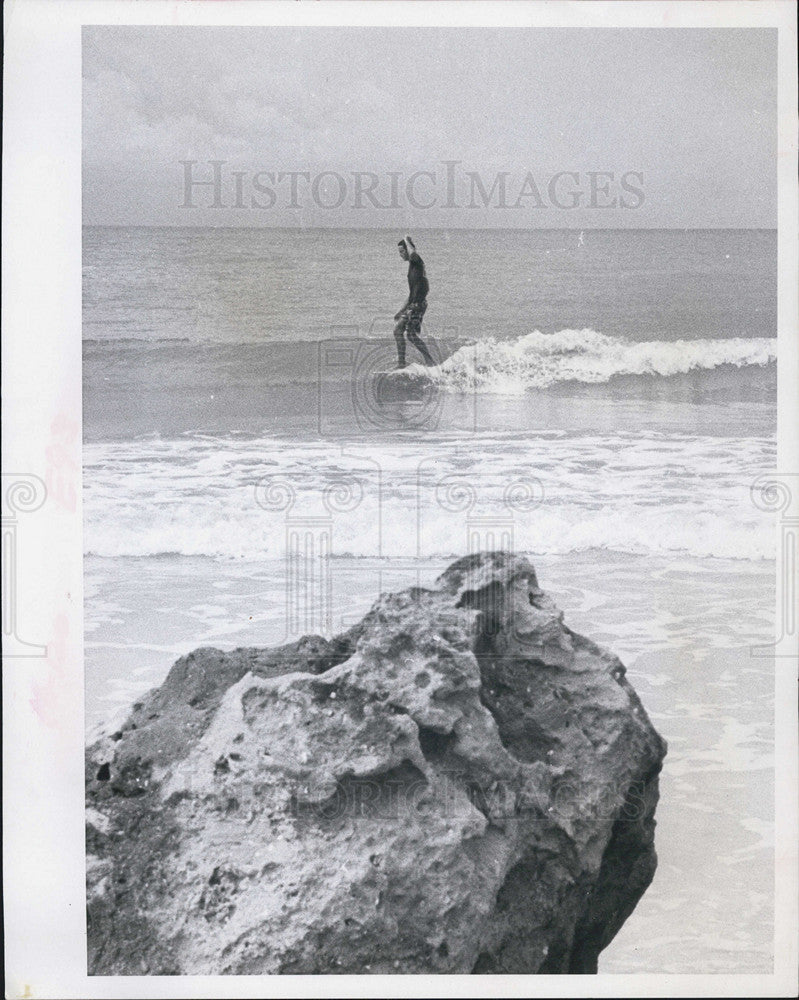 1966 Press Photo Surfer Nearing Beach - Historic Images