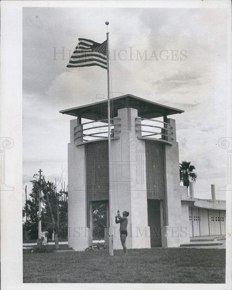 1966 Press Photo Lifeguard Raises Flag Lido Casino Beach Duane Jones - Historic Images