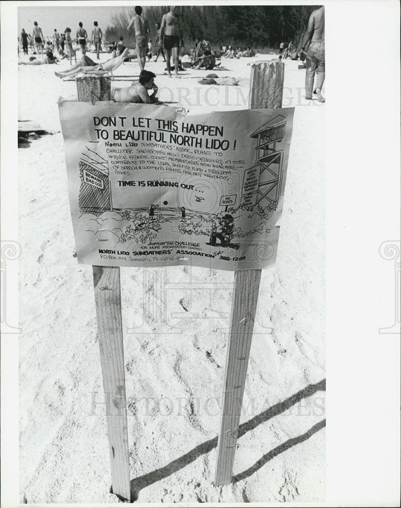 1985 Press Photo Sarasota Lido Beach Litter Sign St Petersburg - Historic Images