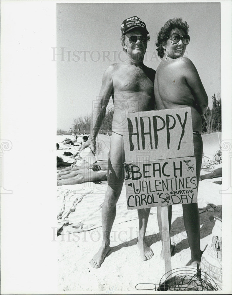 1985 Press Photo Morty Carol Condor Valentines Birthday Sarasota Nudist Beach - Historic Images