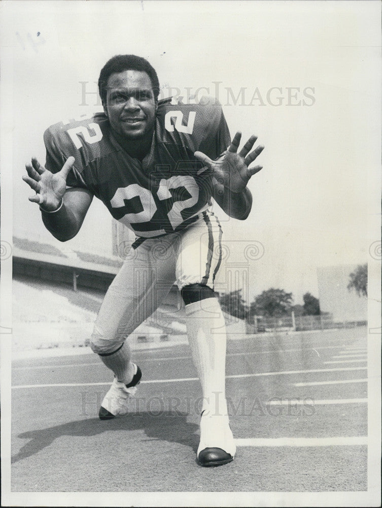 1976 Press Photo Northwestern University Football Player Pete Shaw Posing - Historic Images