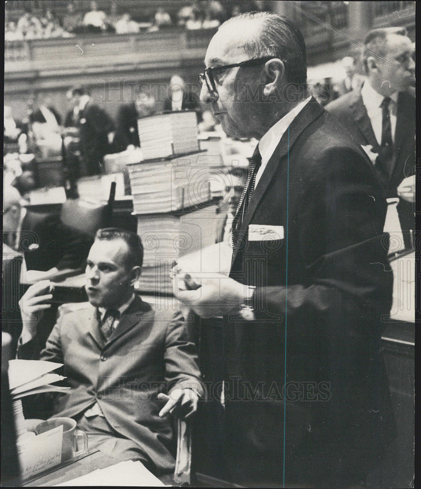 1967 Press Photo Republican Edward Shaw Eating Sandwich During Filibuster - Historic Images