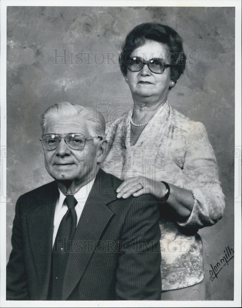 1990 Press Photo Stella And Stanley Shefts File Lawsuit Against Fire Department - Historic Images