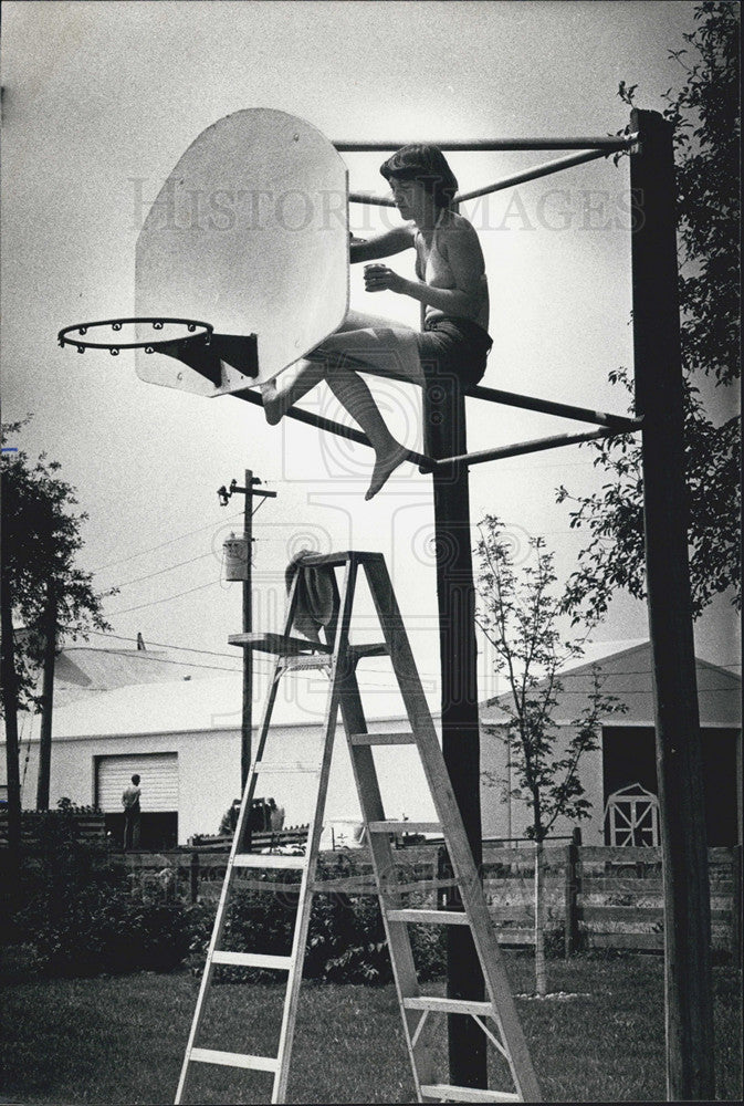 1977 Press Photo Grace Niewold Student paxton high school painting backboard - Historic Images