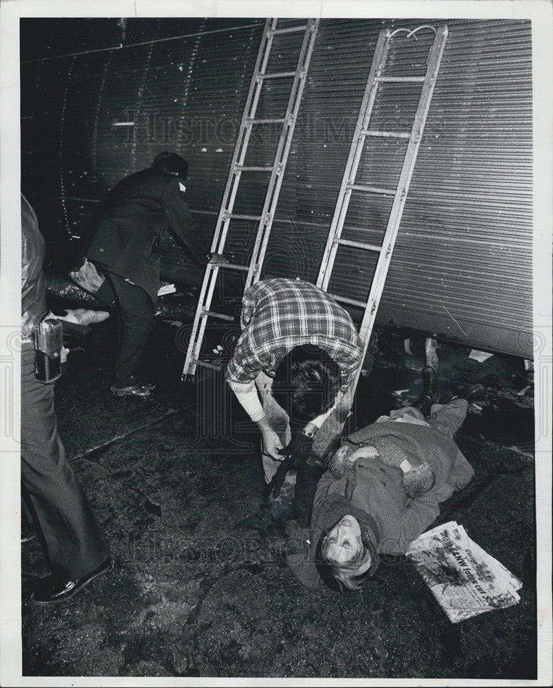 1977 Press Photo Chicago L Crash Victim On Ground Stunned And Wounded-11 Dead - Historic Images