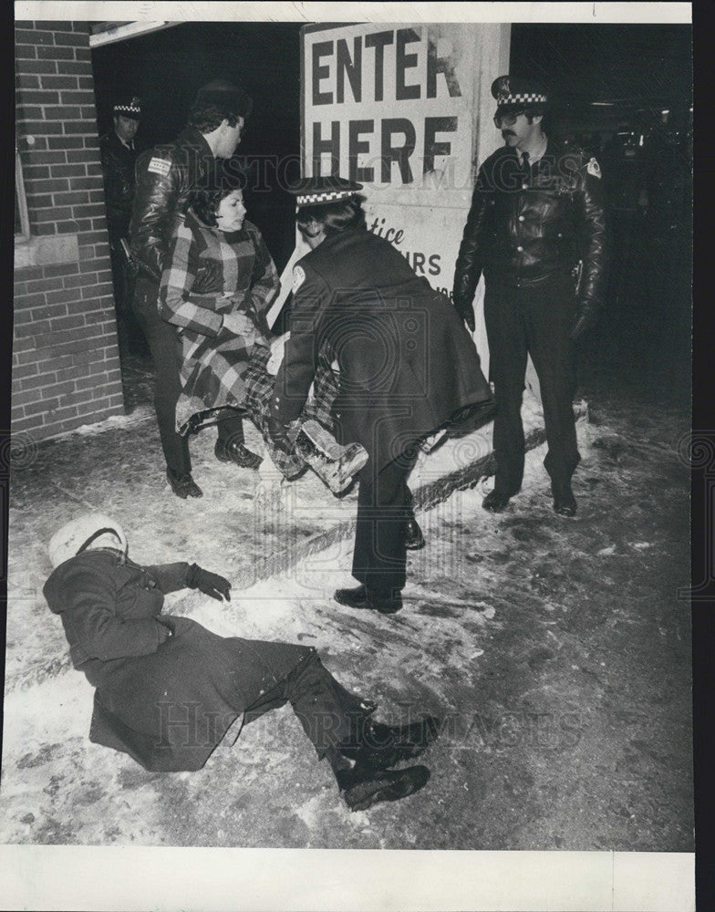 1977 Press Photo Woman Lies Injured On Sidewalk After L Train Wreck In Chicago - Historic Images