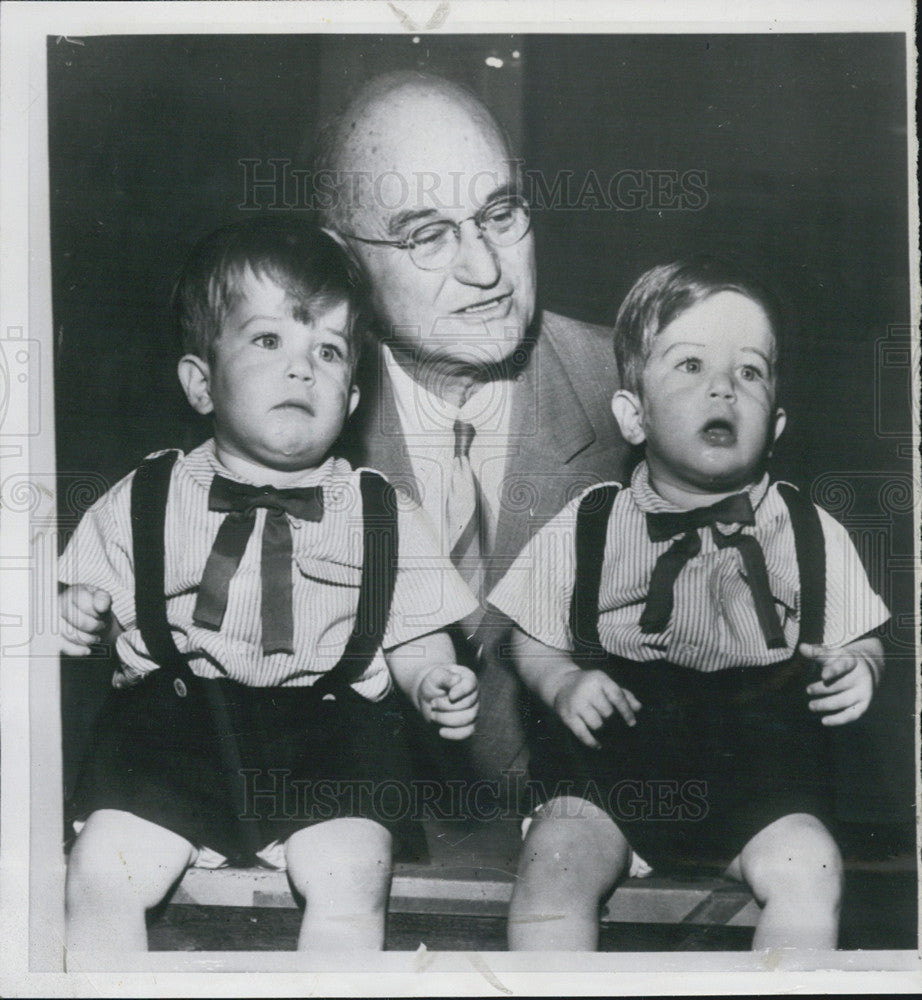 1953 Press Photo Twins Michael and Joseph Mayer with Judge Swain approving - Historic Images