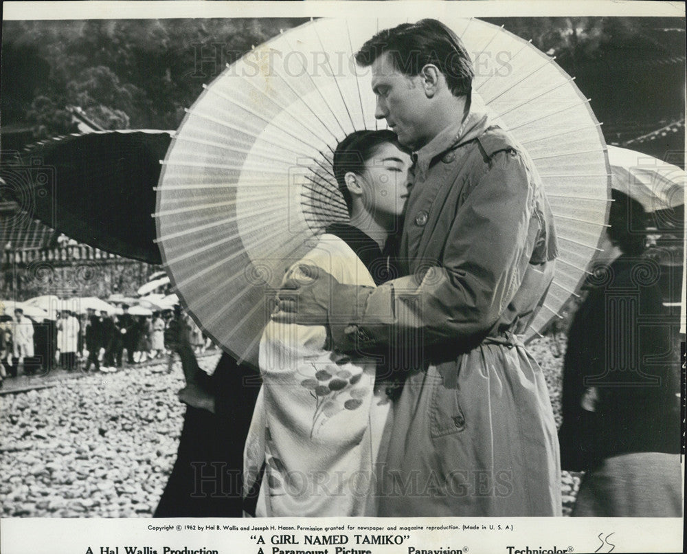 1962 Press Photo France Nuyen &amp; Laurence Harvey Star In &quot;A Girl Named Tamiko&quot; - Historic Images