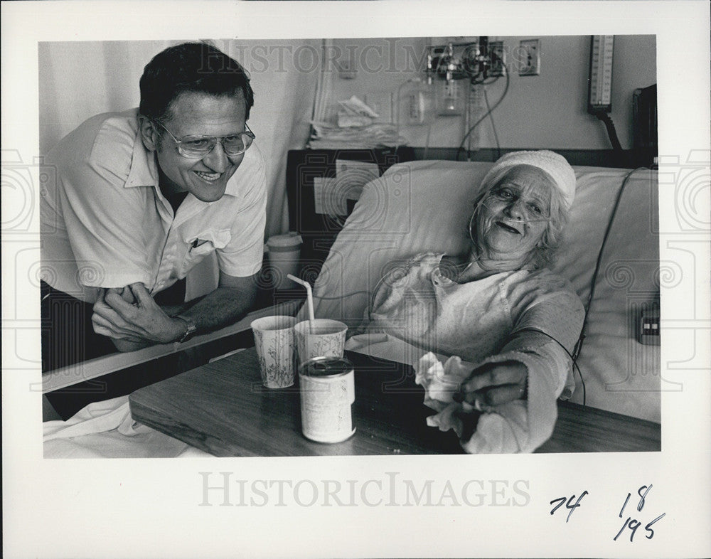 1984 Press Photo 74yr Old Edna Haskett In Hospital After Thugs Beat Her - Historic Images