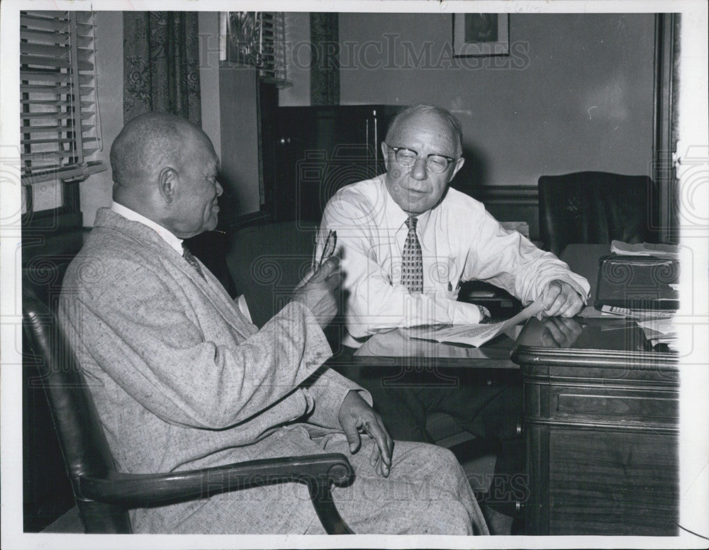 1960 Press Photo Hartsfield With A.T. Walden at City Hall - Historic Images