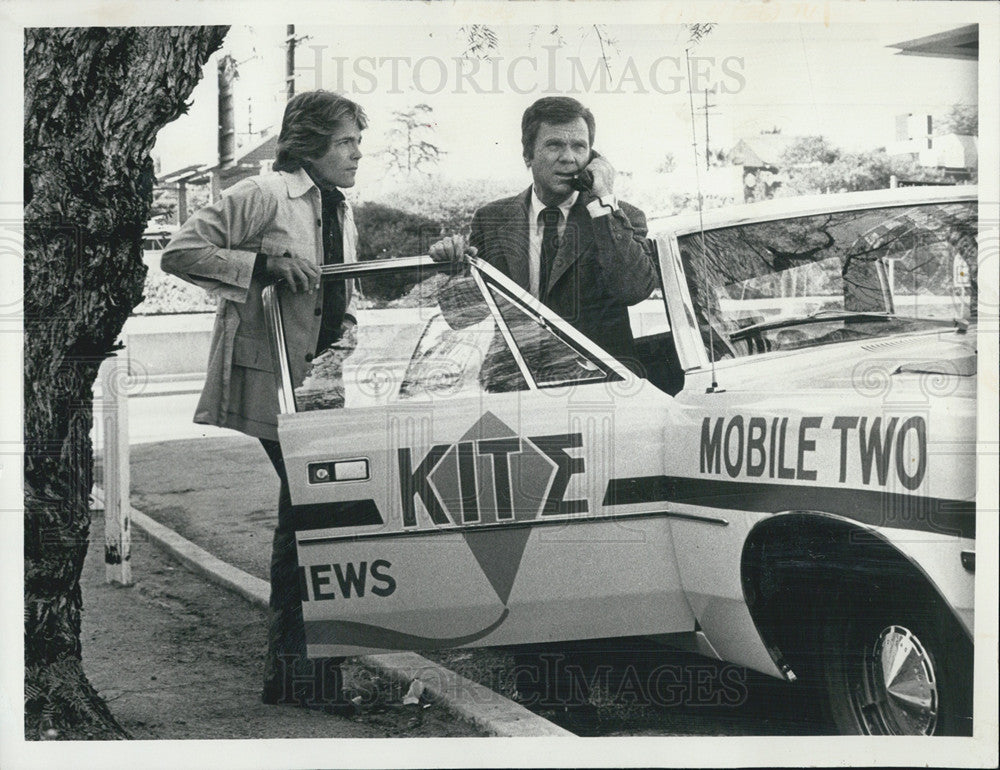 1976 Press Photo Jackie Cooper On Car Phone Kite Mobile Two - Historic Images