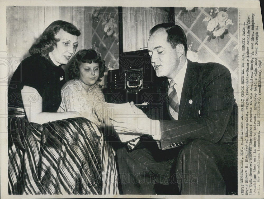 1946 Press Photo Mayor Hubert Humphrey With Family At Home Senate Campaign - Historic Images