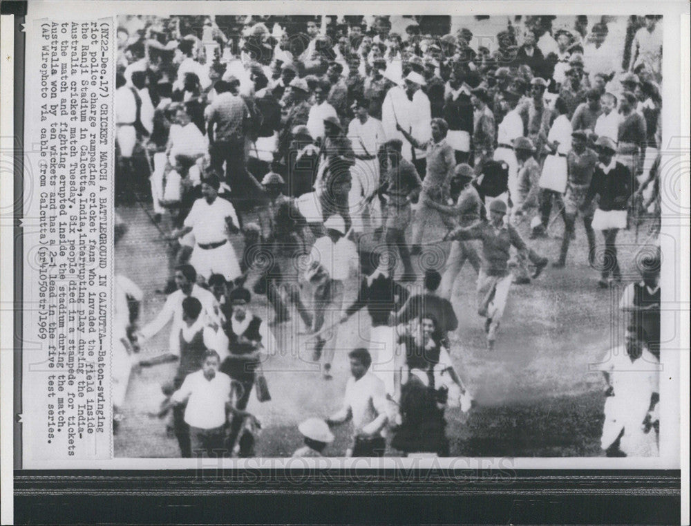 1969 Press Photo Riot during a Cricket match at the Ranji Stadium in Calcutta. - Historic Images