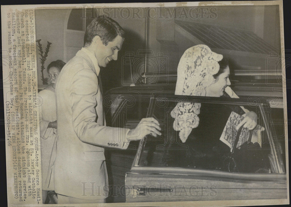 1966 Press Photo George Hamilton escorting Lynda Bird Johnson to mass at Xavier - Historic Images