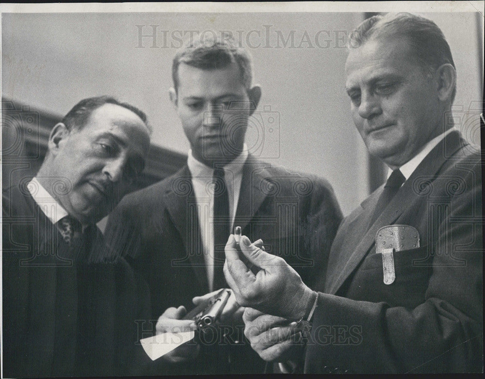 1962 Press Photo Killer Bruce Boggess Judge And Attorneys With Evidence - Historic Images