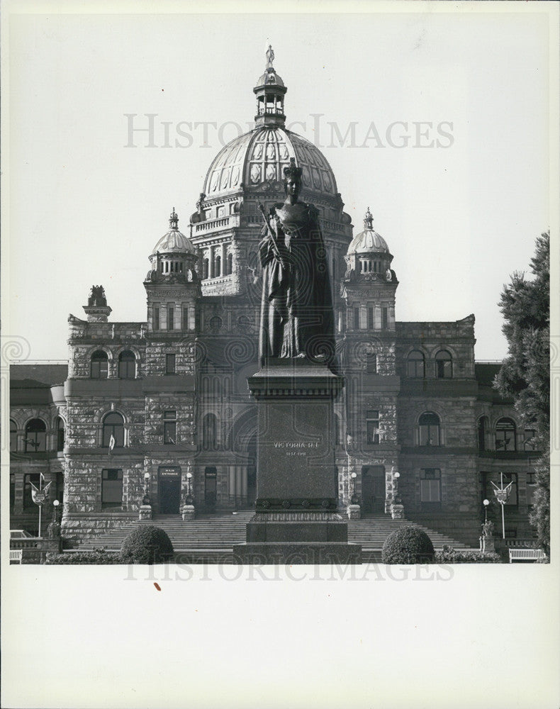 1981 Press Photo Statue Queen Victoria Provincial Parliament Building Canada - Historic Images