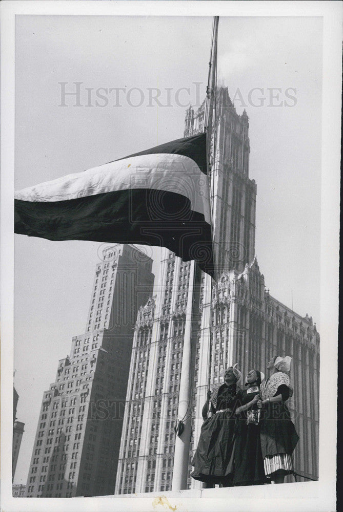 1953 Press Photo Dutch American Women Raise Holland Flag New York City Hall - Historic Images