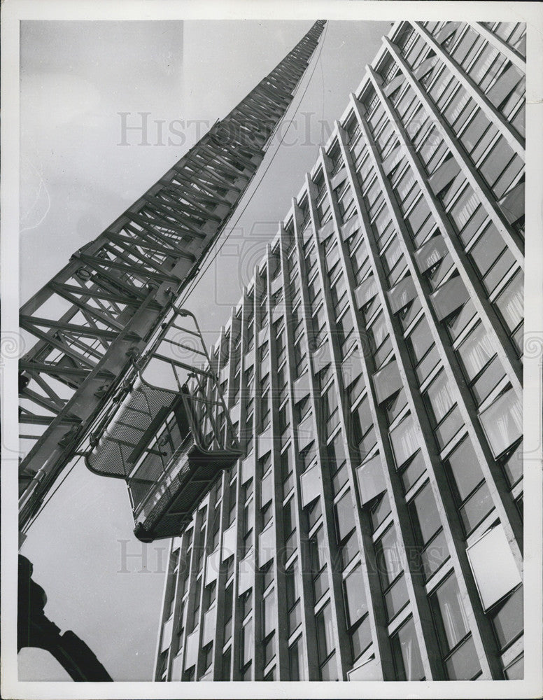 1955 Press Photo Newest fire ladder rises 160 feet beside Insurance House,Grmy - Historic Images