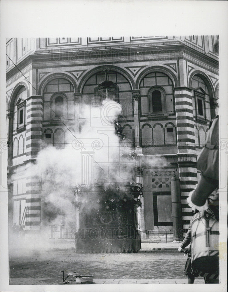 1953 Press Photo Easter Fireworks in Florence, Italy - Historic Images