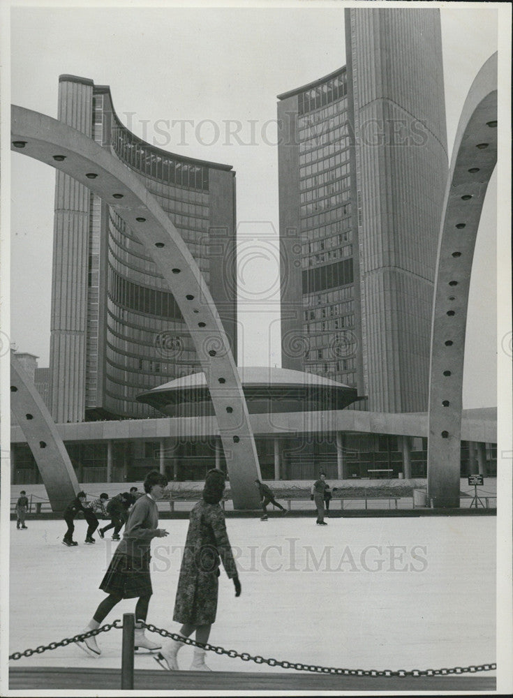 1966 Press Photo Skaters Enjoy Toronto Ice Rink In Balmy Weather - Historic Images