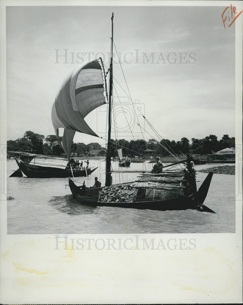 Press Photo Sampans Ballooning Sails Noskas Boats Ganges - Historic Images