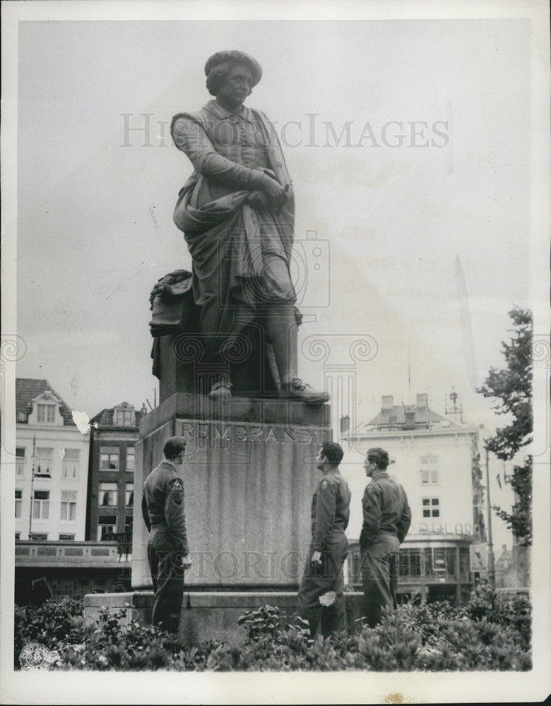 1946 Press Photo Holland Monument Statue Rembrandt Front Holland Club Amsterdam - Historic Images