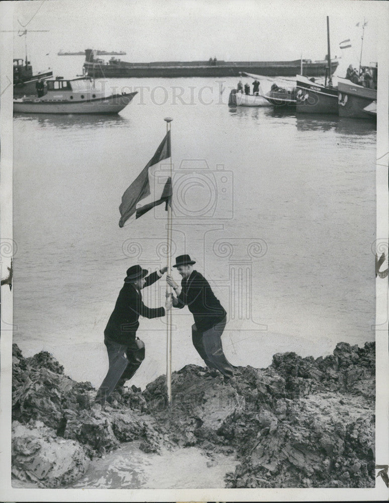 1957 Press Photo Marken Netherlands Burgomasters Plant Flag Dike Island Marken - Historic Images