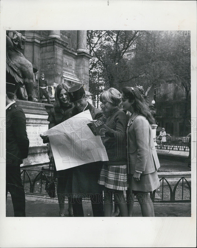 1970 Press Photo Finding your way to Paris is a learning experience for tourists - Historic Images