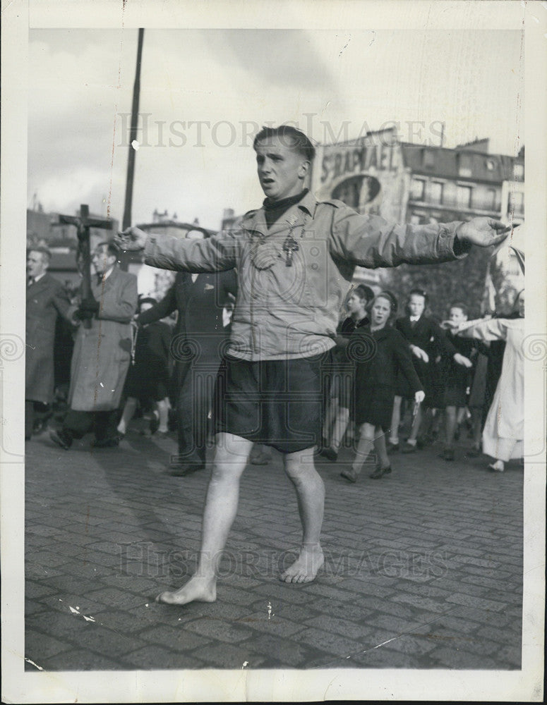 1945 Press Photo A barefoot juggler walks in a religious procession - Historic Images