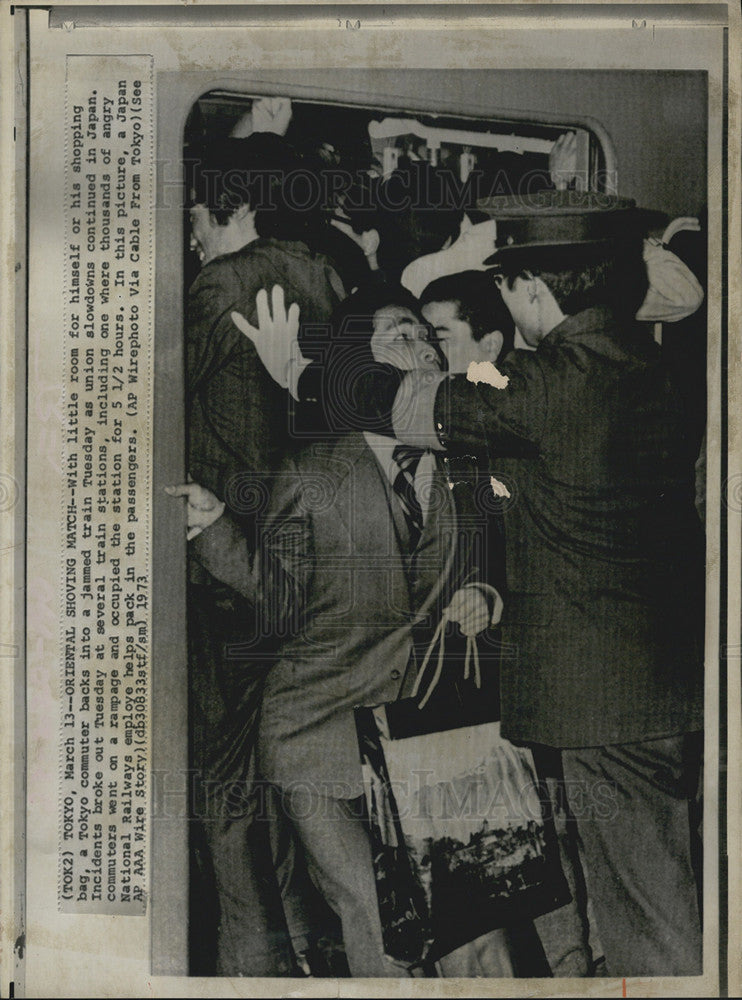 1973 Press Photo Commuter Jammed Train Union Slowdowns Japan - Historic Images