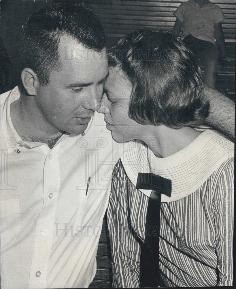 1966 Press Photo Draftee Wayne Cameron Wife Michelle Dearborn Station Good-Bye - Historic Images