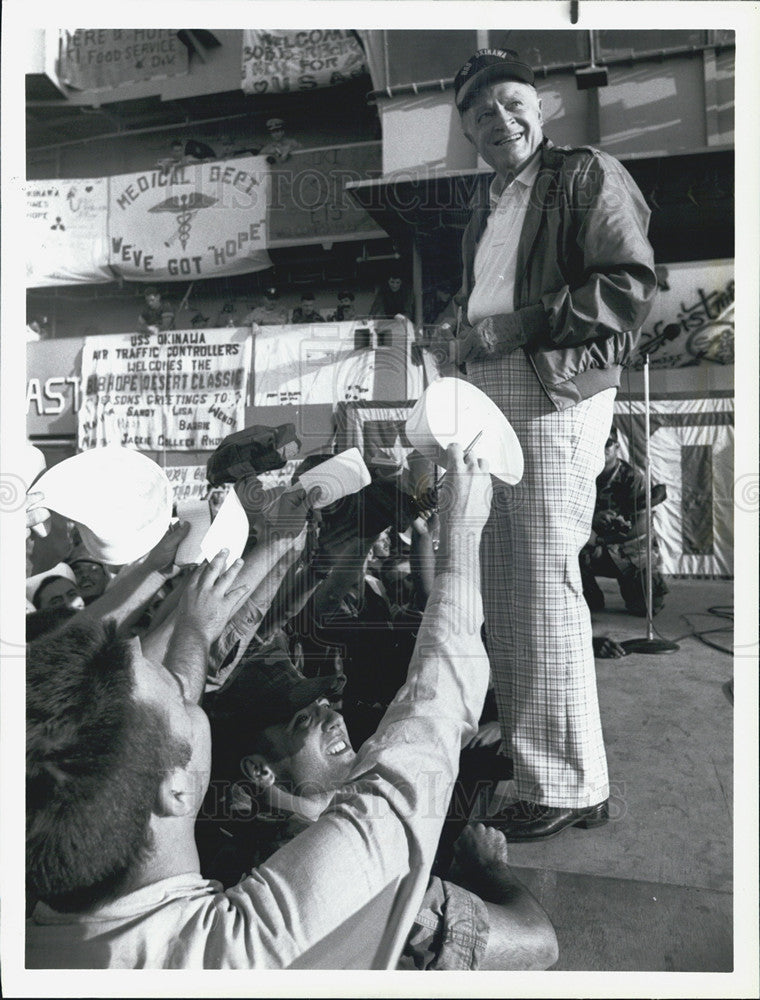 1987 Press Photo Comedian Bob Hope Entertaining US Troops USS Okinawa - Historic Images