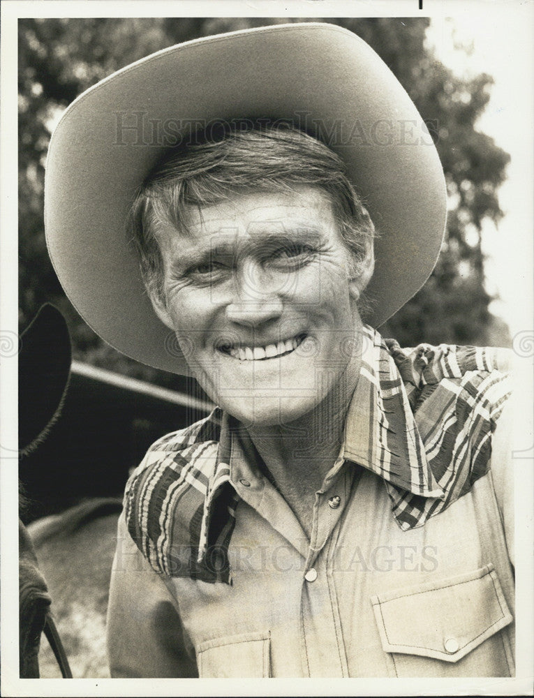 1974 Press Photo Chuck Connors Actor Go Television Series Writer Pro Basketball - Historic Images