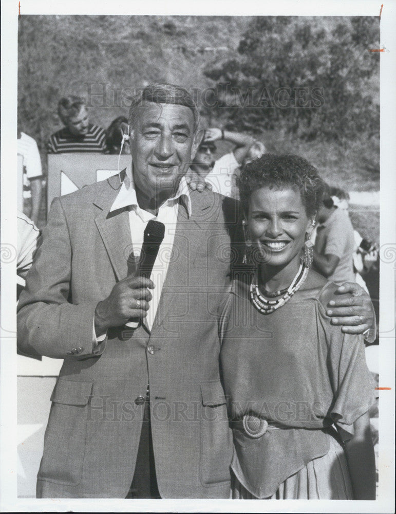 1984 Press Photo Howard Cosell/Sportscaster/Shari Belafonte-Harper/Actress/Model - Historic Images