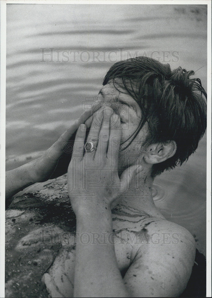 1971 Press Photo Surfer Bryan Reneau Rubbing Eyes In Muddy Water - Historic Images