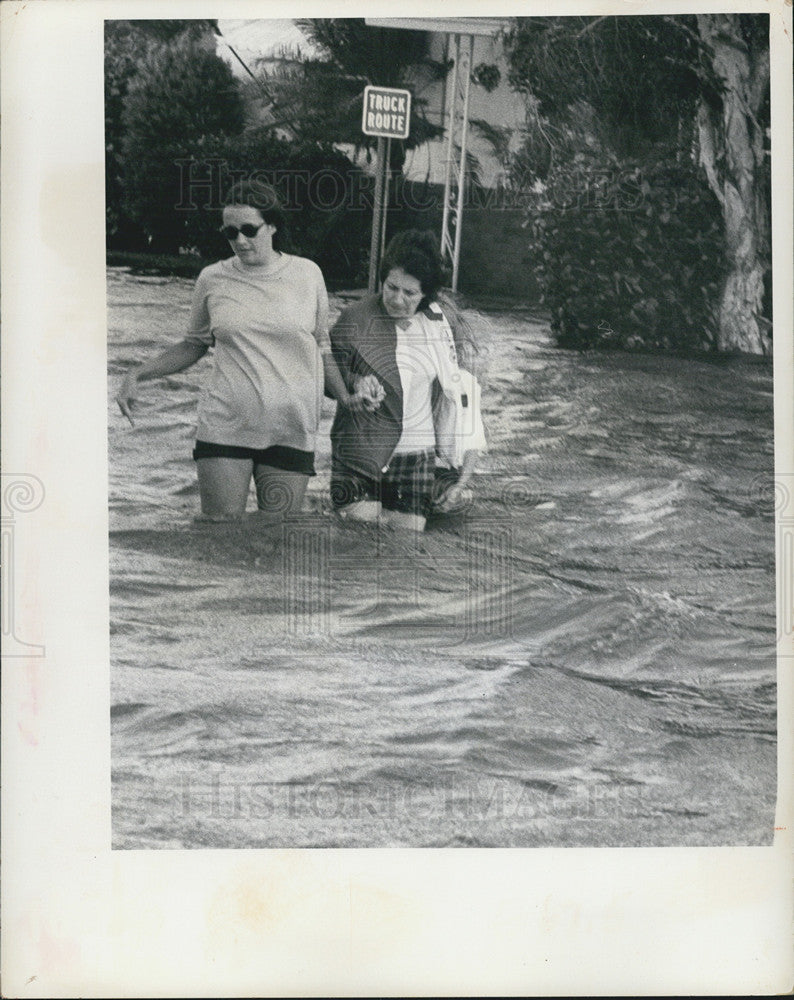 1974 Press Photo Two Women Walking Through Flood Waters Hurricane Agnes Florida - Historic Images