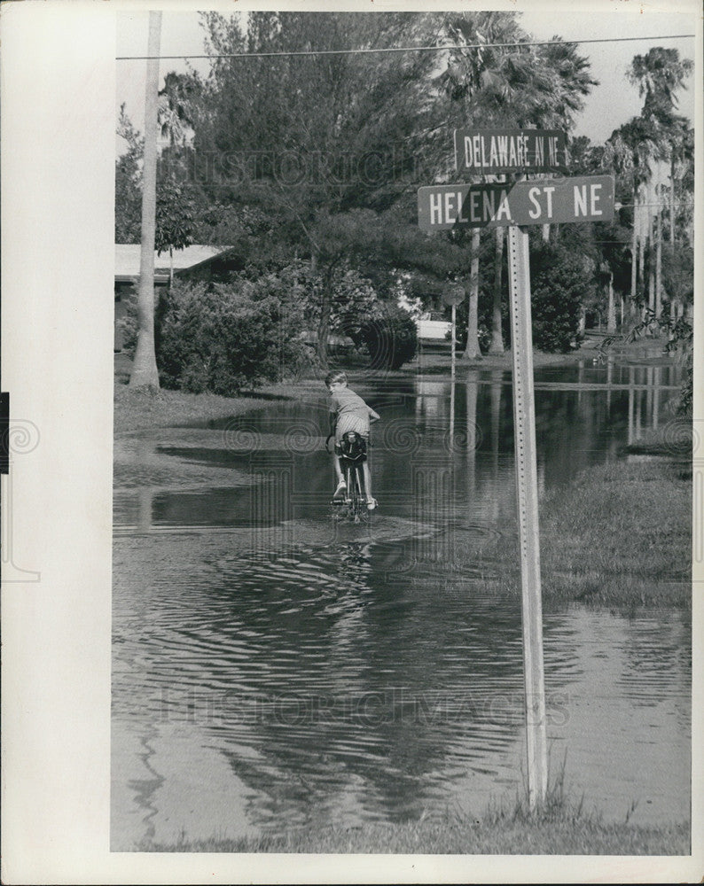 1972 Press Photo Boy Riding Bike Through Flood Waters Hurricane Agnes - Historic Images