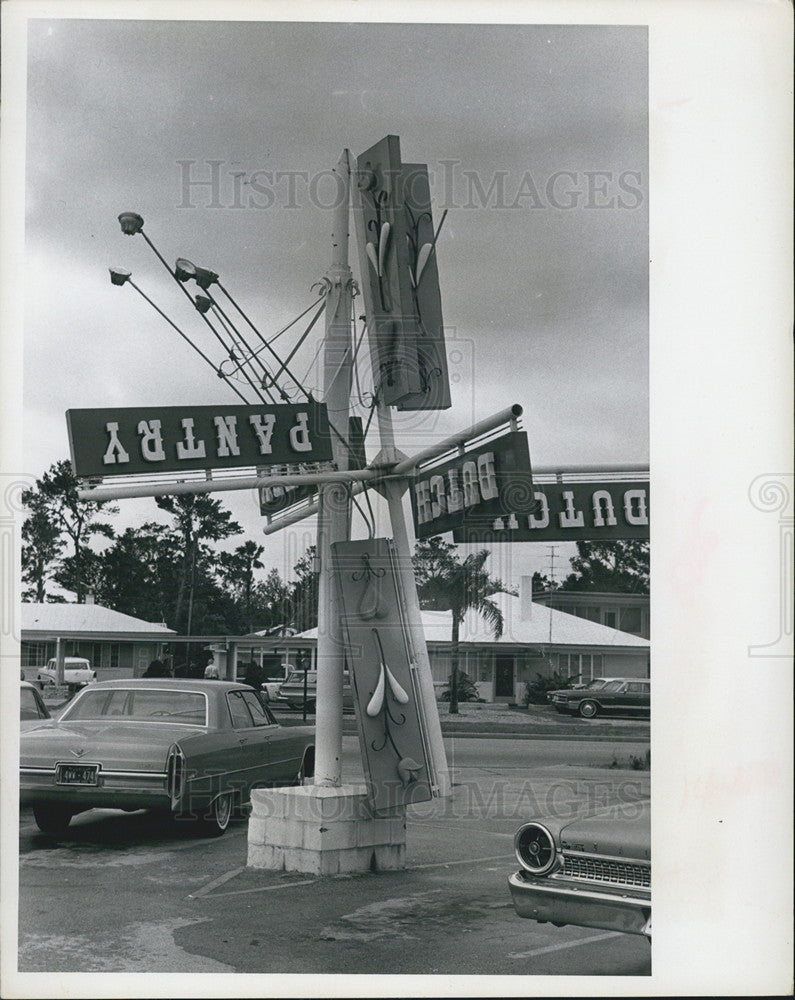 1966 Press Photo Clearwater Restaurant Sign Wrecked After Hurricane Alma - Historic Images