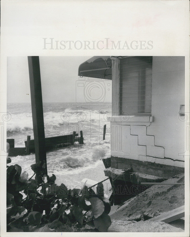1966 Press Photo Belleair Beach Motel Unit Breaking Hurricane Waters Alma - Historic Images