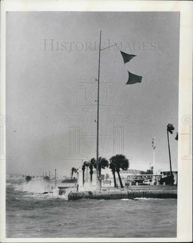 1972 Press Photo of Gale Warning on St. Petersburg waterfront for Hurrican Agnes - Historic Images