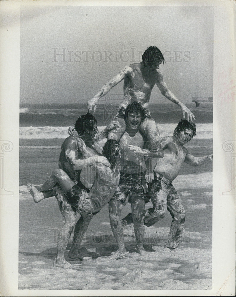 1972 Press Photo people playing at Panama Beach before Hurricane Agnes - Historic Images