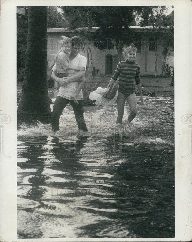 1972 Press Photo people fleeing Hurricane Agnes in St. Petersburg FL - Historic Images