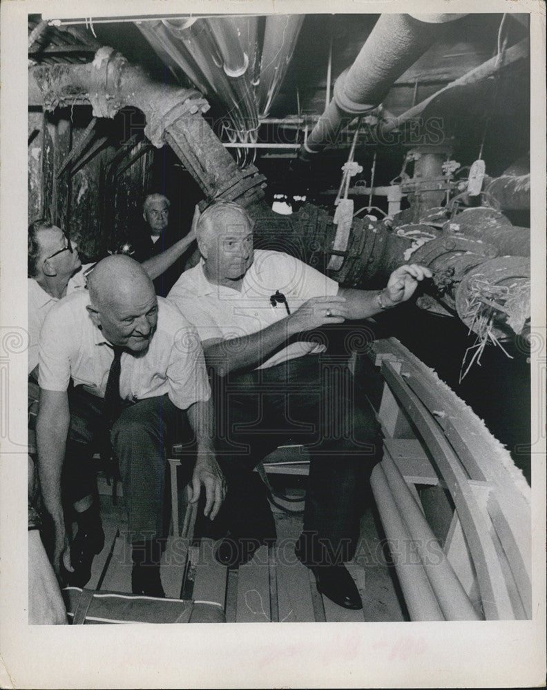 1972 Press Photo men inspecting St. Petersburg Municipal Pier after Hurricane - Historic Images