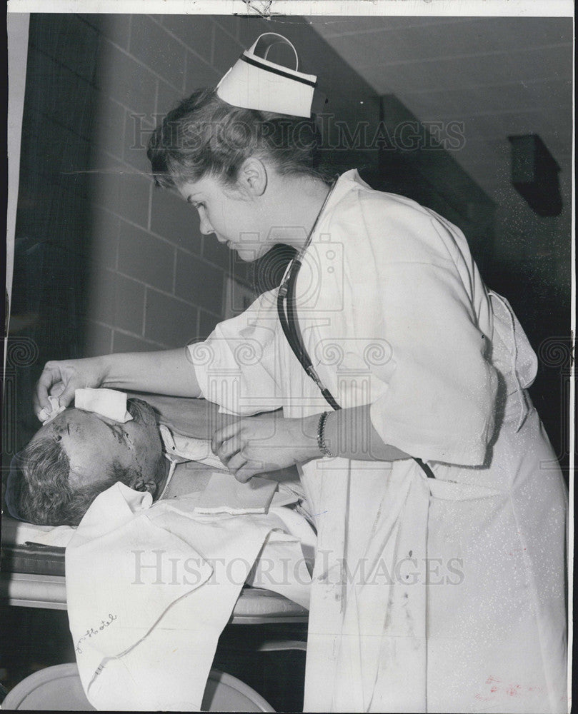 1960 Press Photo of injured Chicago fireman after collison in route to fire - Historic Images