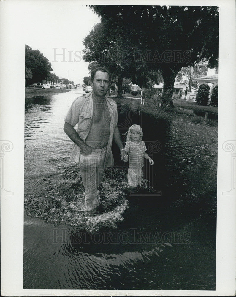 1972 Press Photo of man and kid wading thru water left by Hurricane Agnes in FL - Historic Images