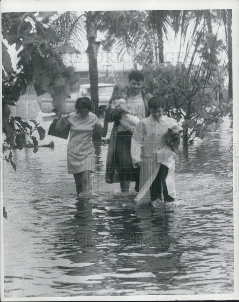 1972 Press Photo Tom Collins Family Evacuating Flooded Home Hurricane Agnes - Historic Images